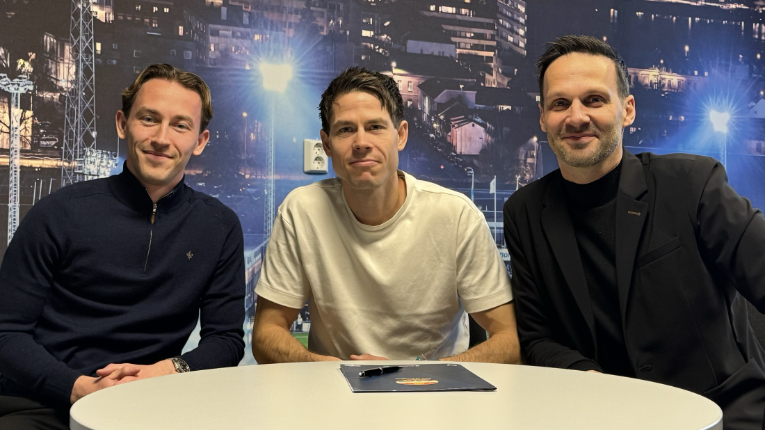 Bilde av Lars Vilsvik sammen med sportssjef Jackie Rasmussen og sportskoordinator Sigmund Rougemont.