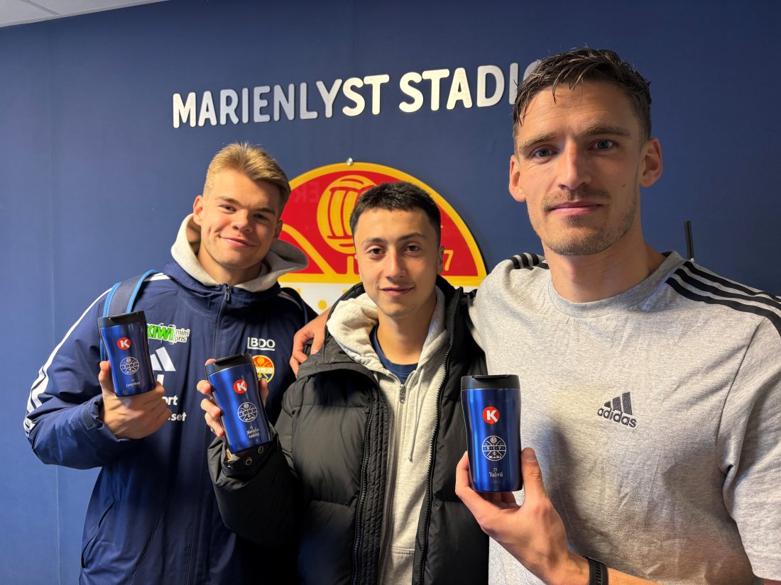 Hvert år får også spillerne sine egne personlige SIF-kopper med navn og nummer. På bildet ser vi Simo Lampinen-Skaug, Andreas Heredia Randen og Gustav Valsvik.