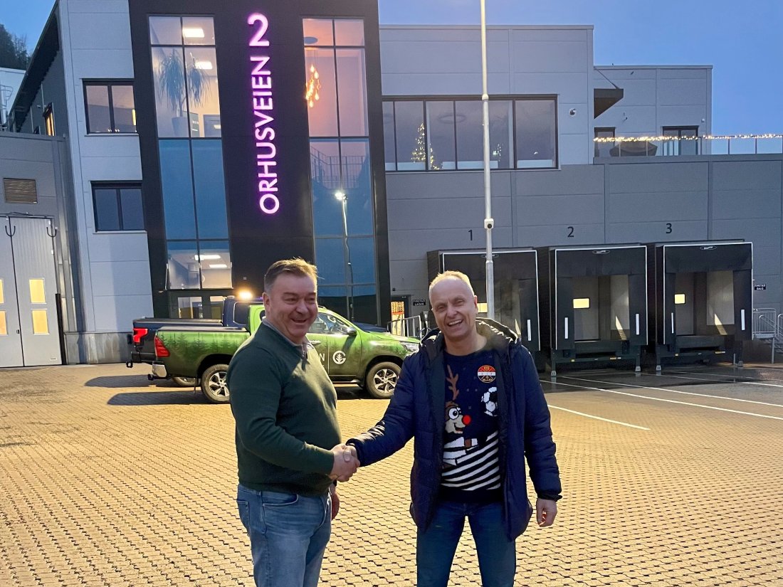 Finstad er med videre! Bildet er tatt utenfor det nye næringsbygget. (T.v Gjert Svendsøy og t.h Audun Kleven)<br />