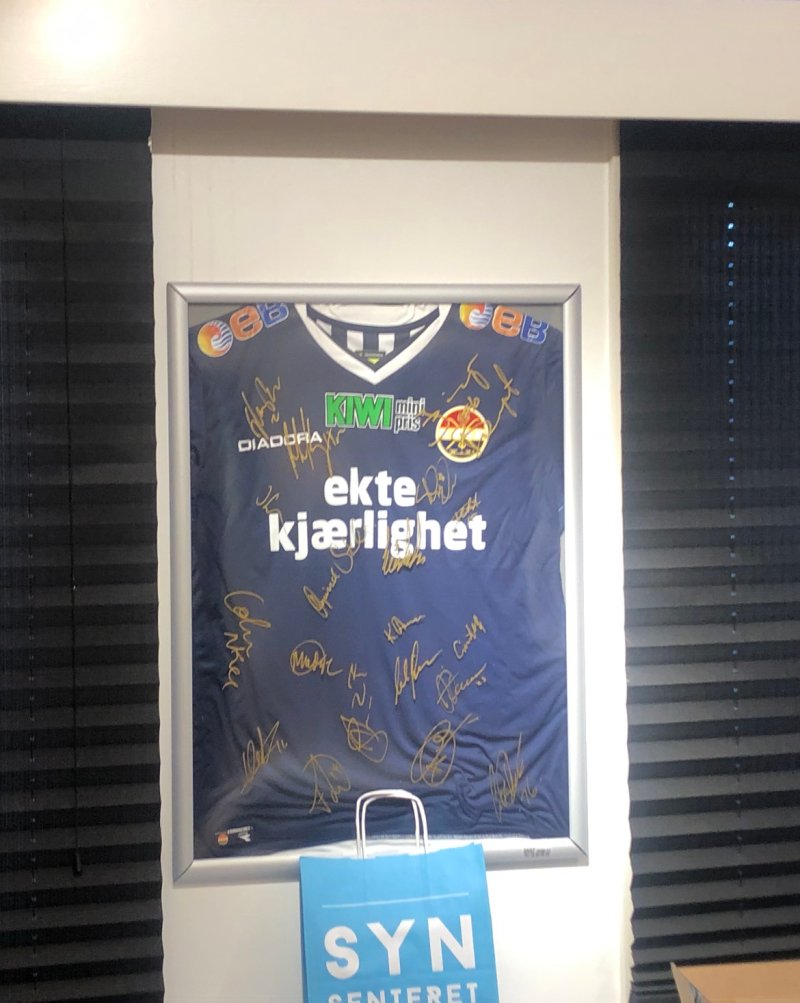 Signert drakt. En av mange SIF-effekter på Nopekkontorene