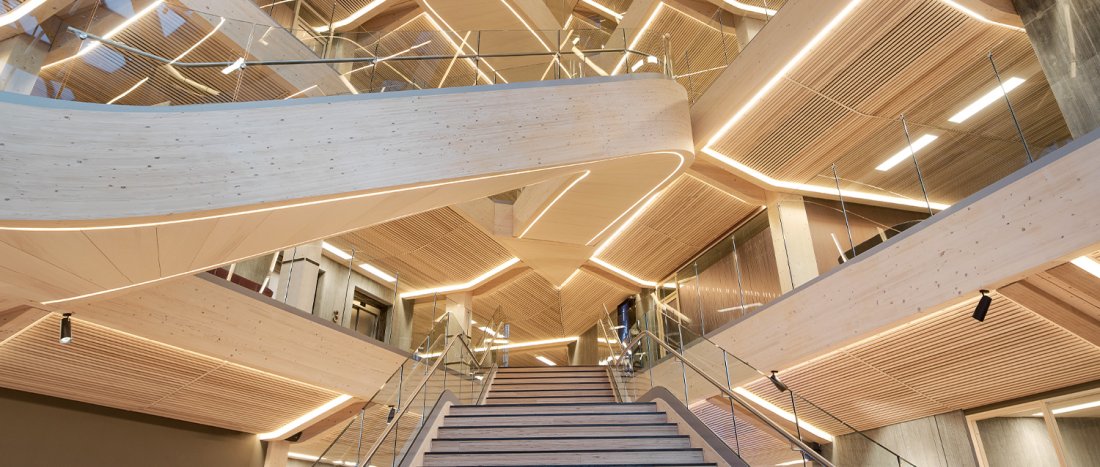 BUEDE GLASSREKKVERK GIR ET IMPONERENDE ATRIUM