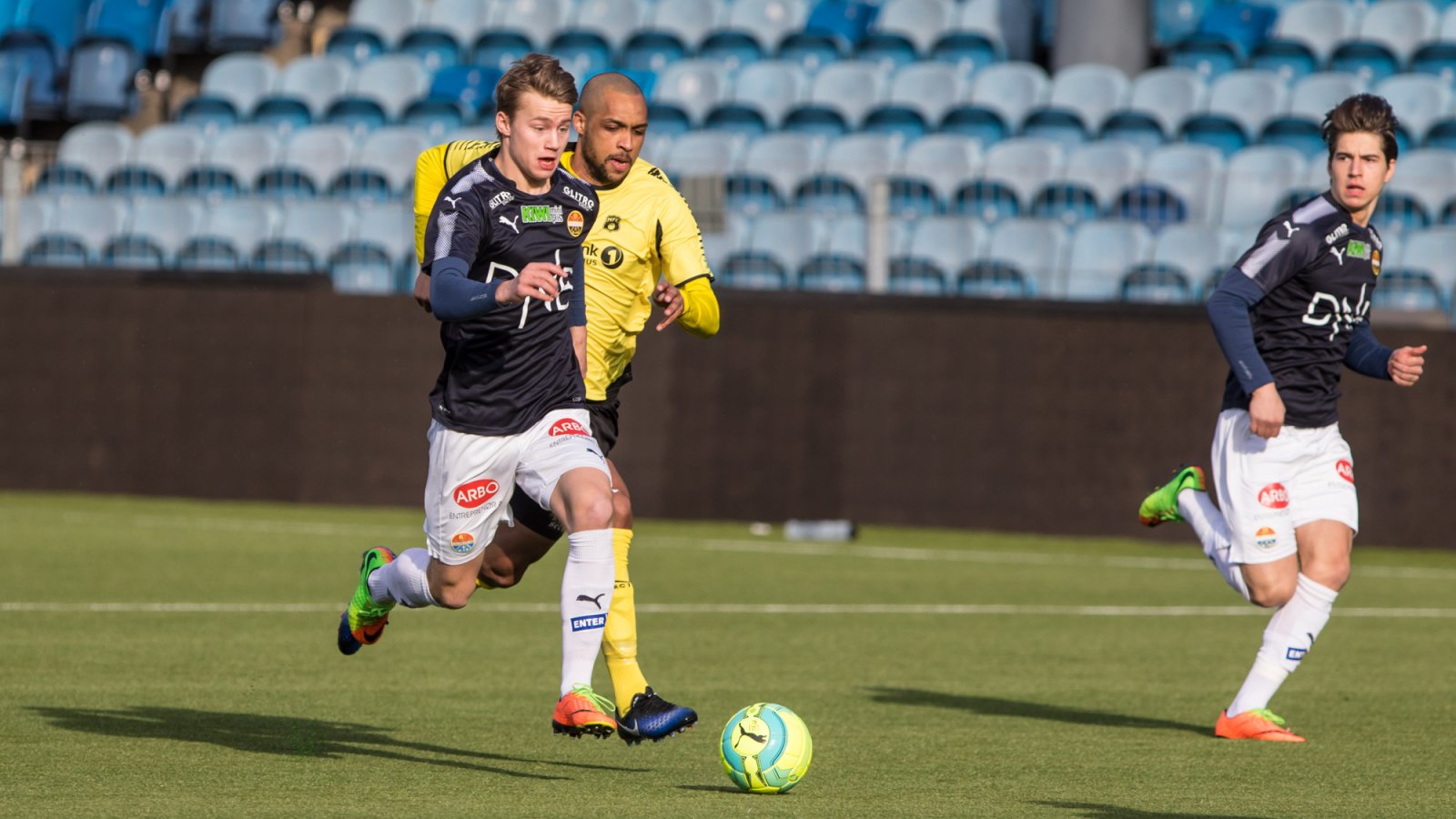 Team SIF - Moss FK 2-5, 18. april 2017: Magnus Lankhof Dahlby med Rene Aleksander Elshaug i ryggen. Kreshnik Krasniqi til høyre.