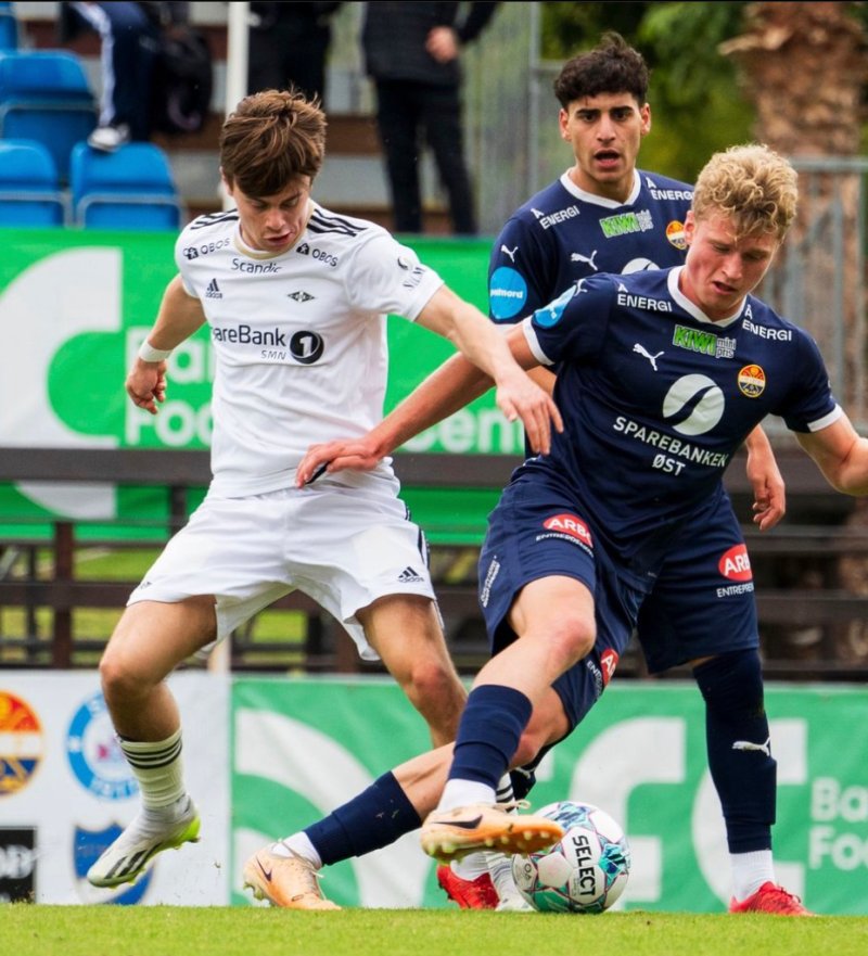 Matias Spiten Nysæter i duell mot en Rosenborg-spiller. Foto: Marbella Football Center